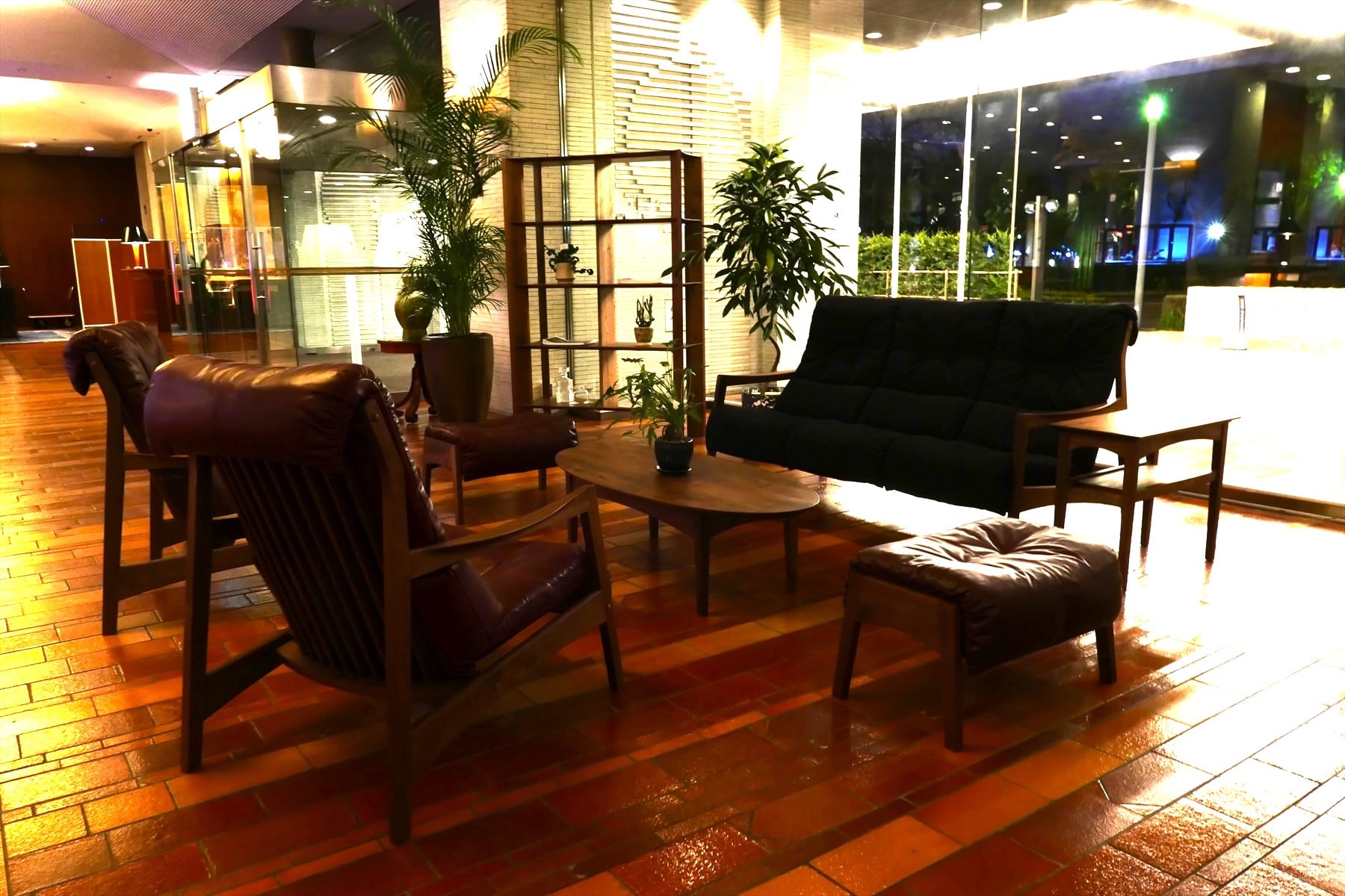 名古屋観光ホテル 1Fロビーに家具を展示しました。の写真